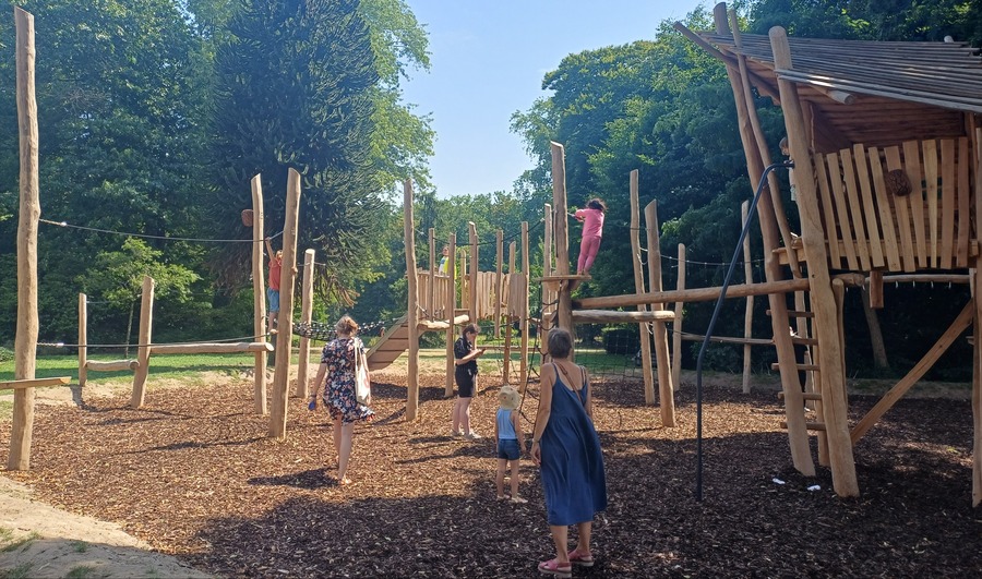Opening speelterrein - groot speeltoestel